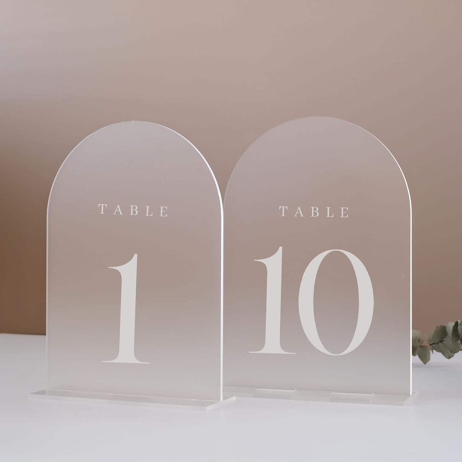 アクリル製テーブルナンバー（スタンド付き）5x7インチ、透明 - Table Number Gold のレビューと価格